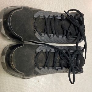 Like new Fila high top boys tennis shoe